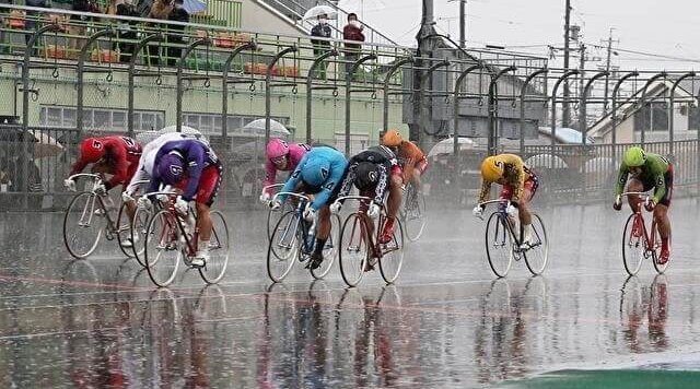 競輪　雨　画像