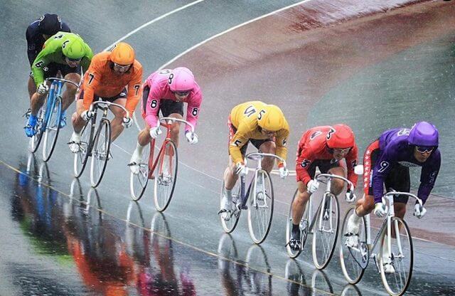 競輪落車「雨天レース」画像